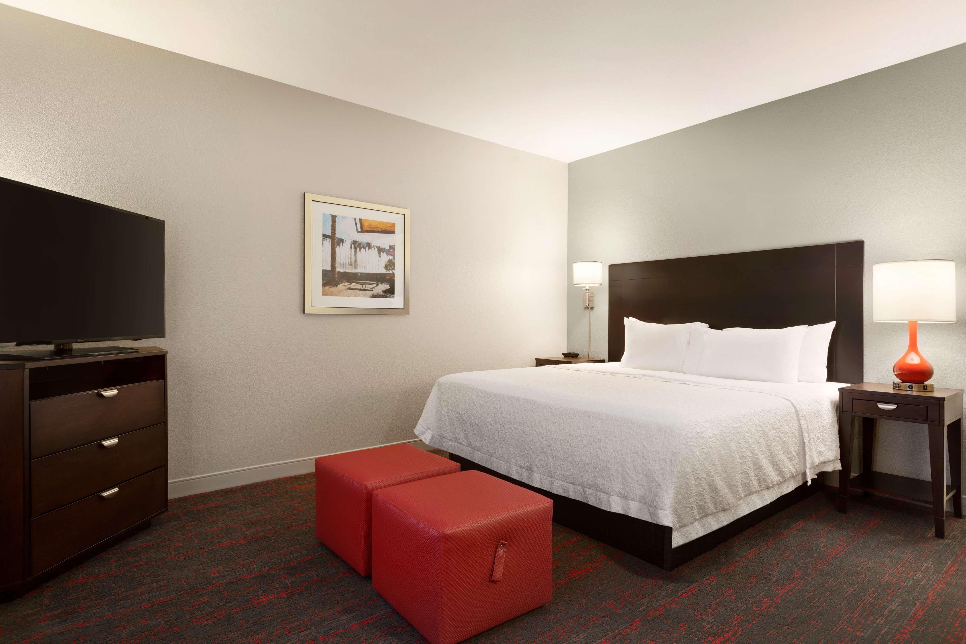 Hampton Inn & Suites Phoenix Glendale-Westgate Exterior photo