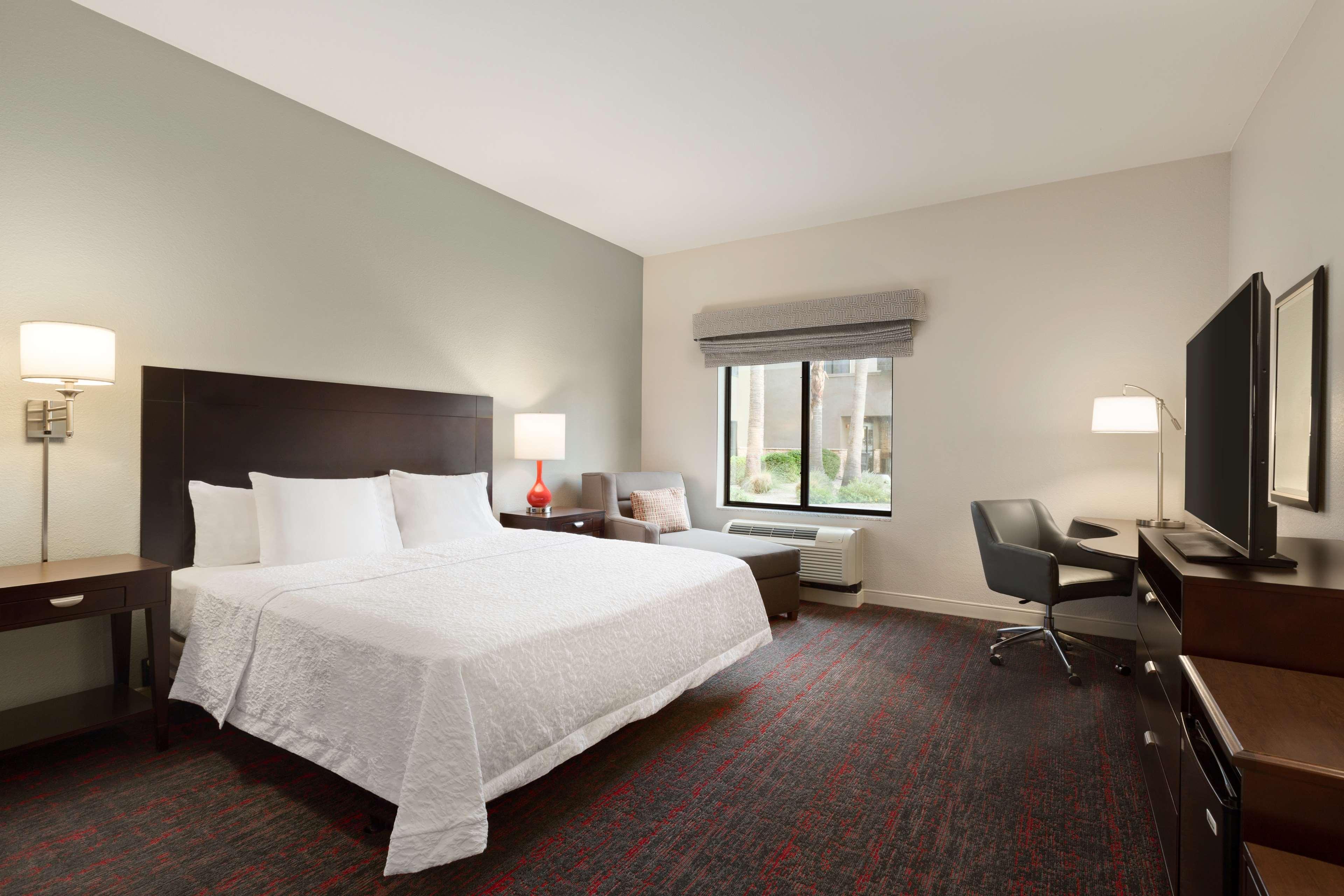 Hampton Inn & Suites Phoenix Glendale-Westgate Exterior photo