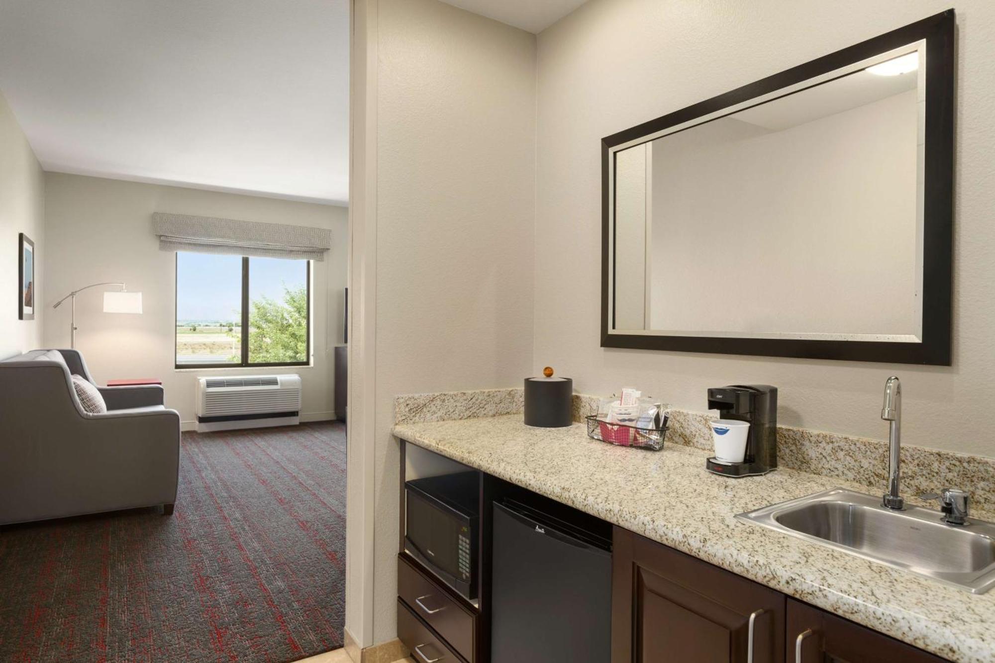 Hampton Inn & Suites Phoenix Glendale-Westgate Exterior photo