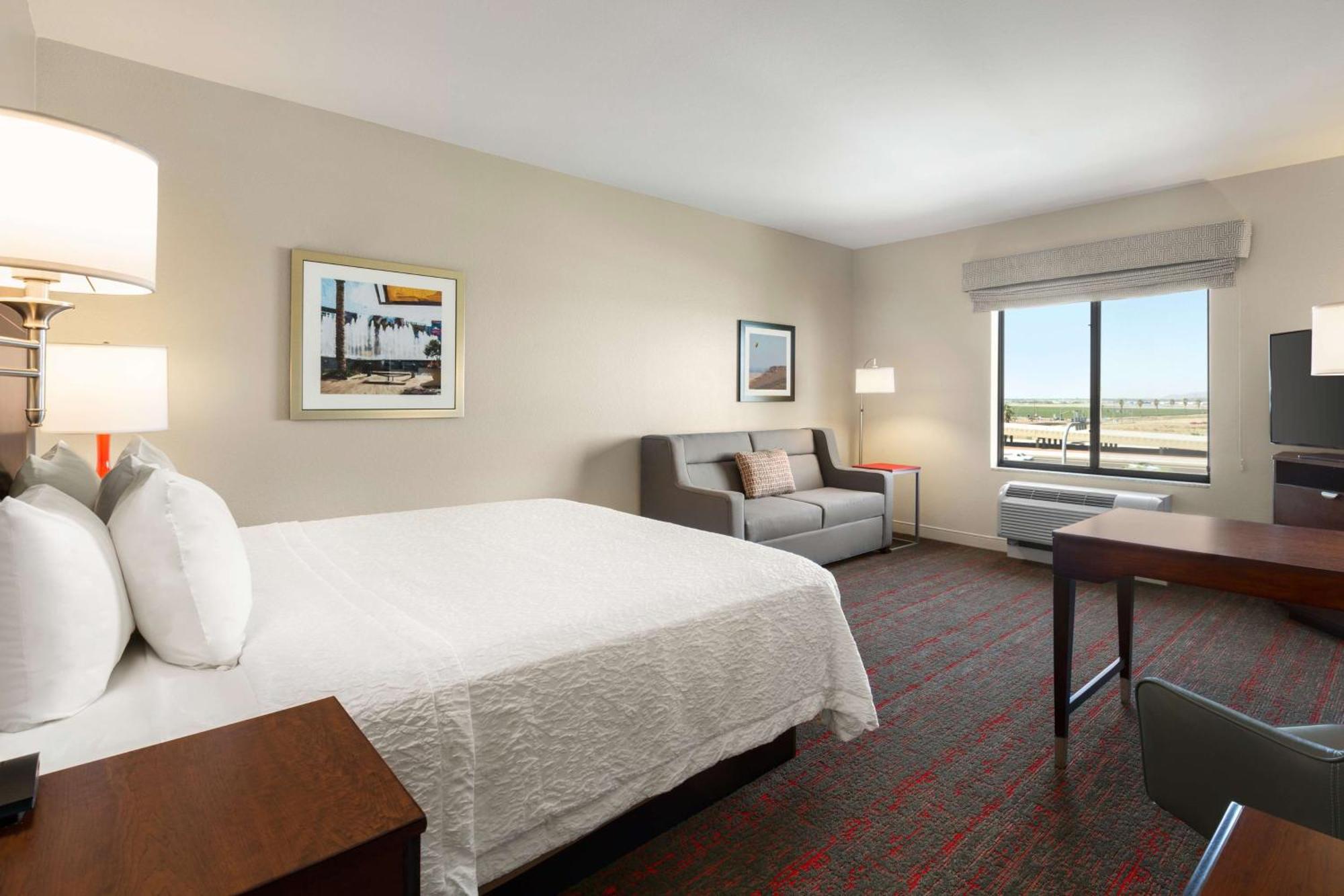 Hampton Inn & Suites Phoenix Glendale-Westgate Exterior photo