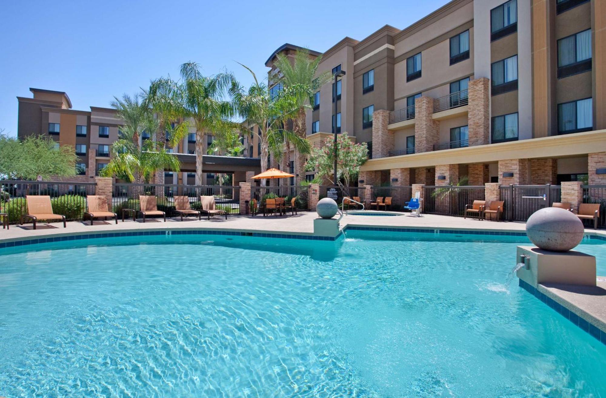 Hampton Inn & Suites Phoenix Glendale-Westgate Exterior photo