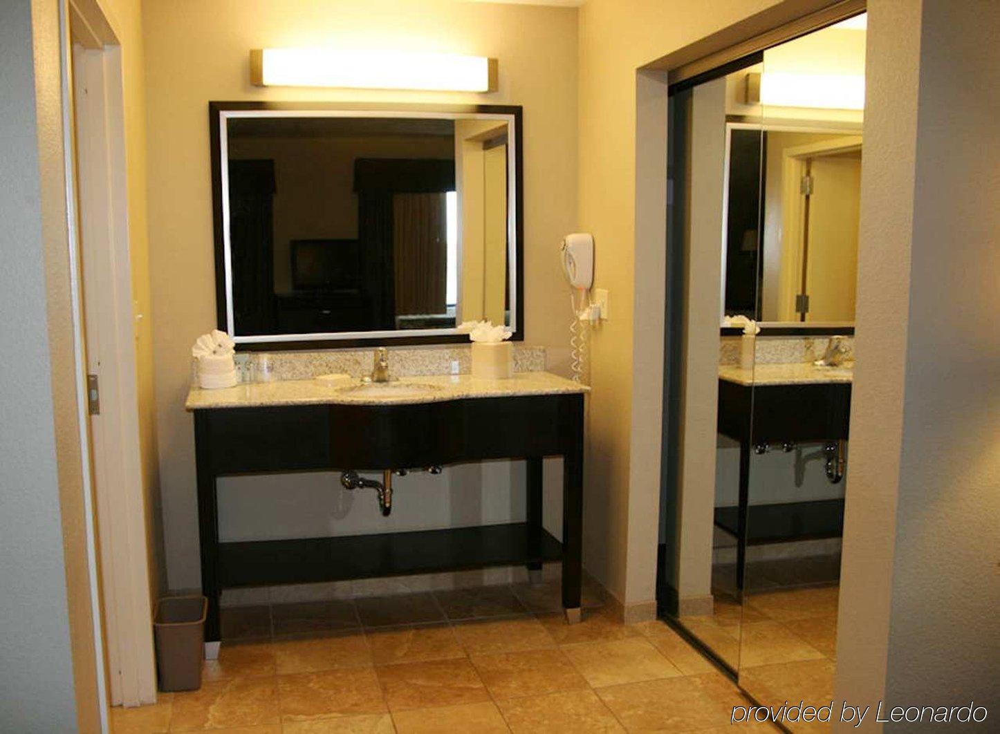Hampton Inn & Suites Phoenix Glendale-Westgate Room photo