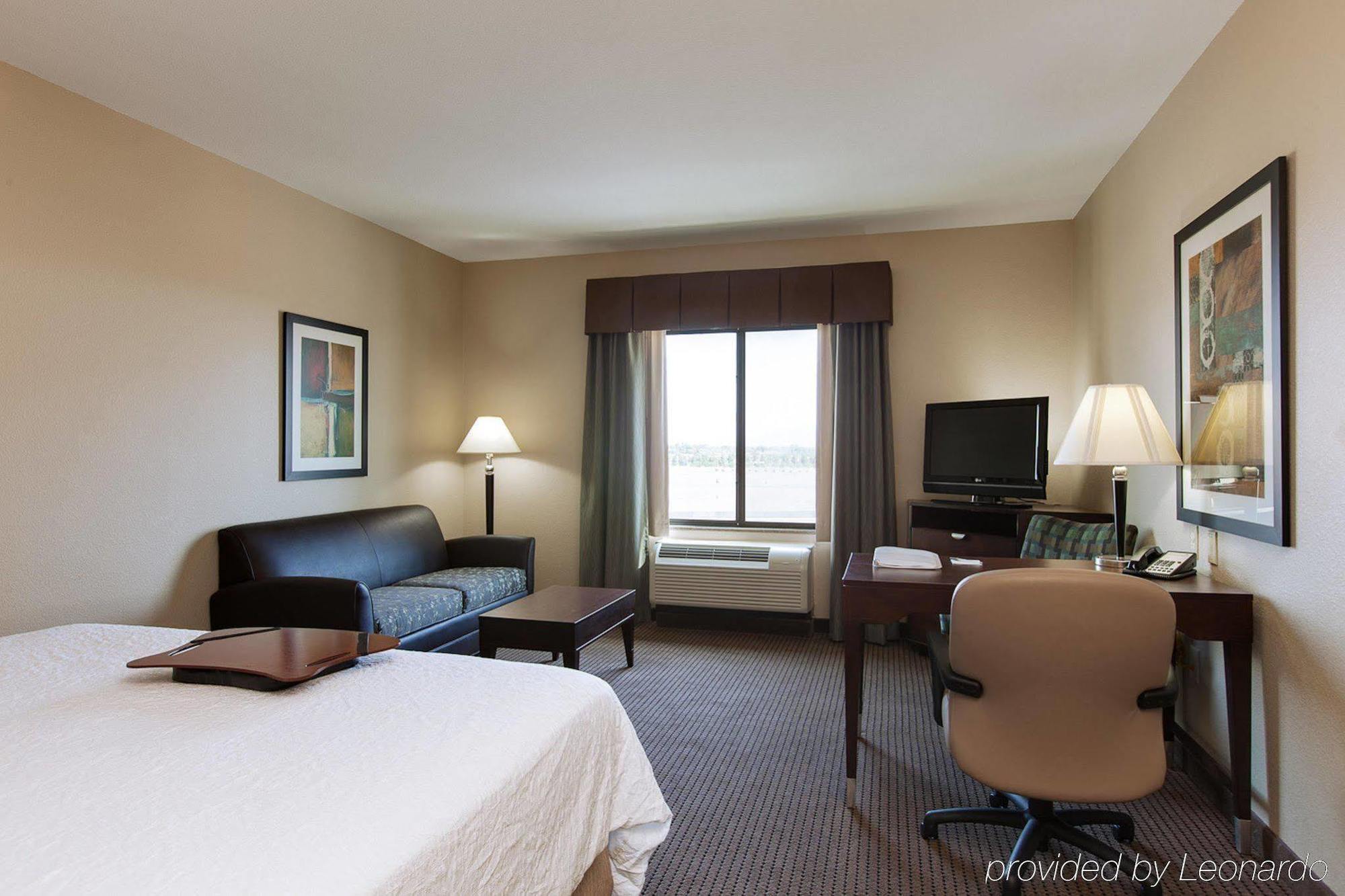 Hampton Inn & Suites Phoenix Glendale-Westgate Exterior photo